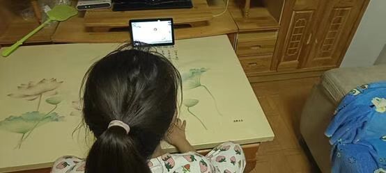 同學們認真聽課