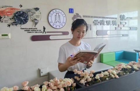 LWԶ@ŮW@ЇWԏ֮ǡQ̖